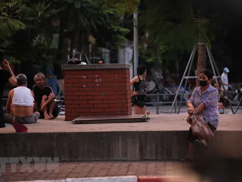 Nhiều người dân Hà Nội ra đường tập thể dục lúc rạng sáng