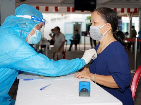 Người cao tuổi tiêm vắc xin phòng COVID-19: Những lưu ý cần biết!