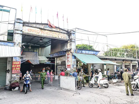 Hà Nội:  Chợ dân sinh đầu tiên phát thẻ đi chợ theo ngày, giờ cho người dân