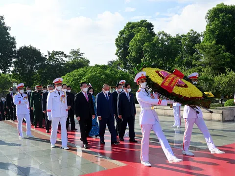 Lãnh đạo Đảng, Nhà nước, Quốc hội đặt vòng hoa, tưởng niệm các Anh hùng liệt sĩ