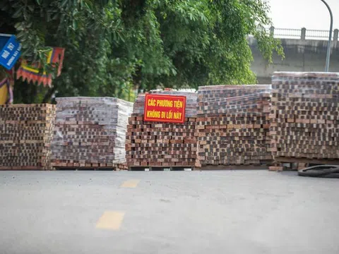 Dùng xe tải, gạch và thùng container làm chốt phong tỏa ở Hà Nội