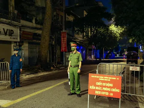 Xuyên đêm tại 'chốt' kiểm dịch COVID-19 của Hà Nội