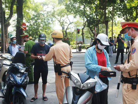 Ùn ứ tại các chốt kiểm soát COVID-19 nội đô giờ cao điểm