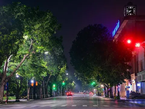 Đường phố Hà Nội vắng bóng người sau 20h