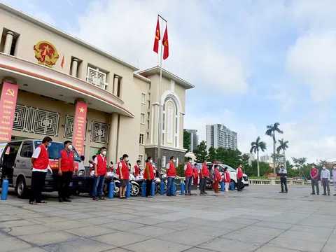 Ngày đầu làm việc của đội tiêm vắc xin phòng COVID-19 lưu động đến tận điểm cách ly, khu dân cư ở TP.HCM