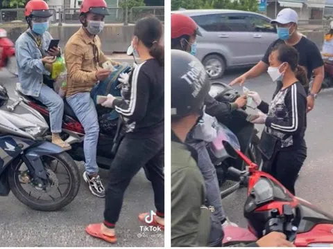 Người phụ nữ bật khóc nói lý do cầm cả xấp tiền 500.000 đồng phát cho dân về quê tránh dịch