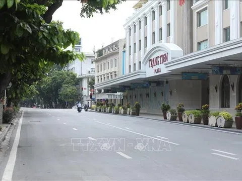 Hà Nội vắng vẻ, không còn cảnh ùn tắc trong ngày đầu tuần