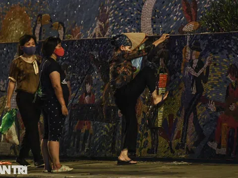 Người dân vượt rào thép gai vận chuyển đồ, rời khỏi khu phong tỏa ở Hà Nội