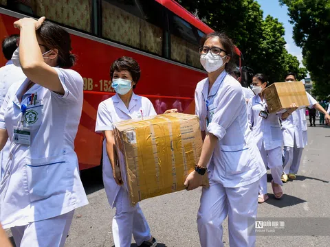 Hà Nội: “Chi viện” gần 200 y, bác sĩ tinh nhuệ vào miền Nam chống dịch