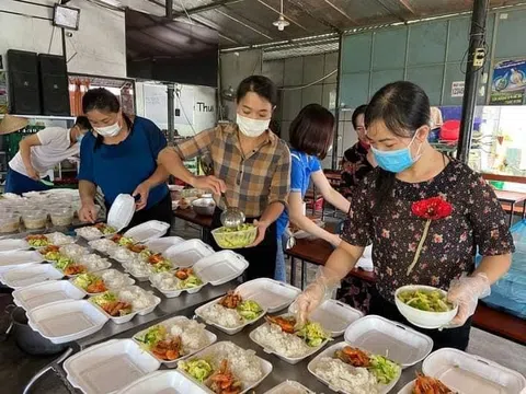 Tùng Lộc (Can Lộc – Hà Tĩnh): Những bữa cơm ấm lòng cho bà con cách ly