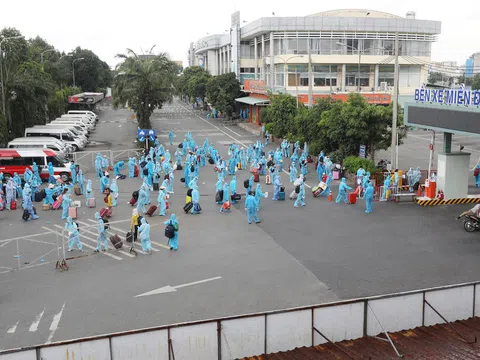 CSGT dẫn đoàn xe đặc biệt, đưa 800 người dân Phú Yên rời TP.HCM