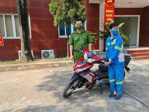 Nam Từ Liêm (Hà Nội): Các chiến sĩ công an góp tiền tặng xe máy cho nữ lao công bị cướp