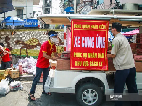 Hà Nội: Hàng trăm người tiếp tế cho người thân tại khu phong tỏa