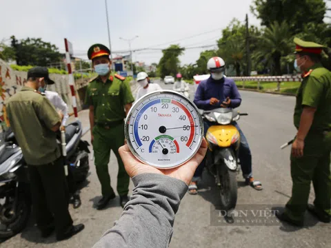 Căng mình giữa nắng nóng hơn 40 độ C để kiểm soát dịch Covid-19 tại Hà Nội