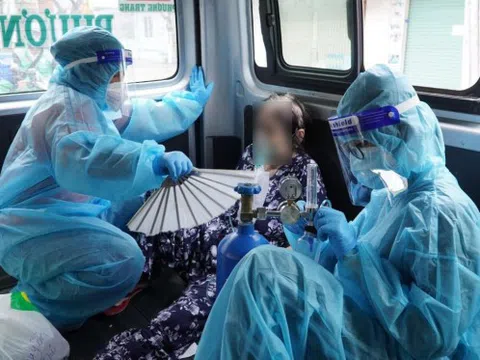 Xúc động hình ảnh 2 nữ tình nguyện viên bế F0 vào bệnh viện cấp cứu