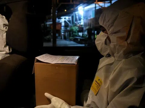 Hành trình đón hũ tro của những F0 tử vong