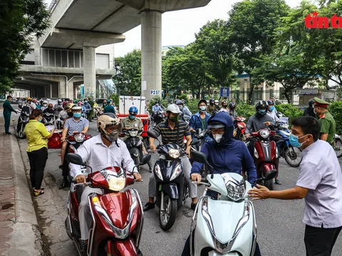 Đường phố Hà Nội đông đúc ngày đầu tuần sau lệnh siết chặt giấy đi đường