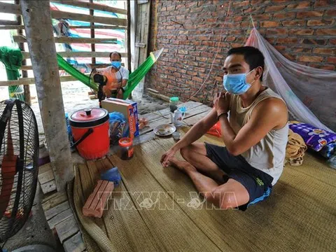 Phụ hồ bám trụ ở Thủ đô những ngày giãn cách xã hội