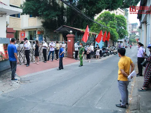 Hà Nội: Người dân xếp hàng dài xin xác nhận giấy đi đường