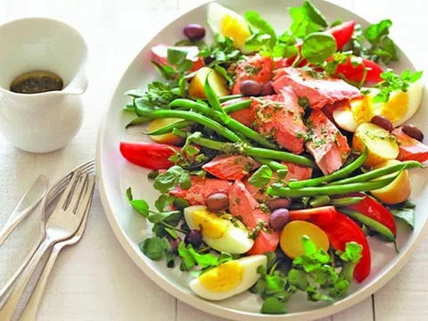 Ăn salad giảm cân, bạn nên tránh 11 loại “topping” này