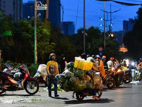 Người dân Hà Nội đi chợ từ 4h tránh chốt kiểm dịch