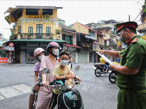 Chốt 'mọc' khắp nơi, phố cổ Hà Nội căng mình chống dịch