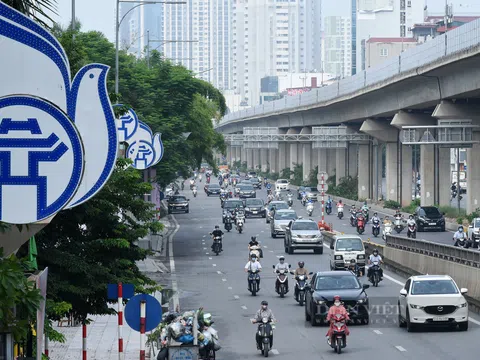 Đường phố Hà Nội đông đúc trở lại dù vẫn đang thực hiện giãn cách xã hội