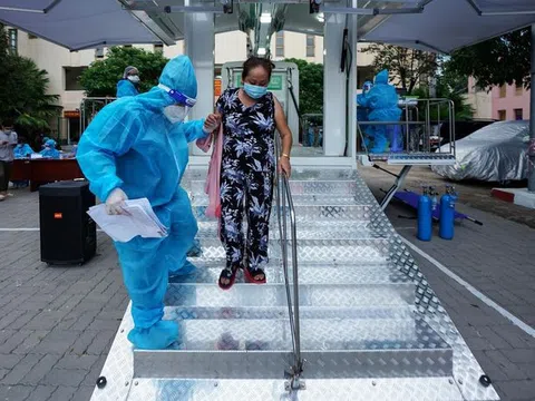 Xe tiêm vaccine lưu động phục vụ người cao tuổi ở TP.HCM