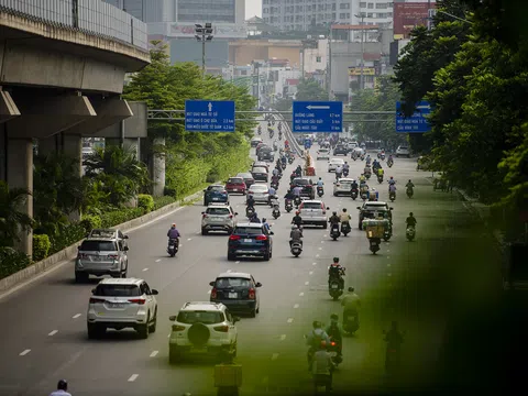 Sáng đầu tuần, đường phố Hà Nội vẫn đông đúc dù đang giãn cách xã hội