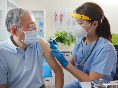 Người mắc bệnh nền có nên tiêm phòng vắc-xin Covid-19?
