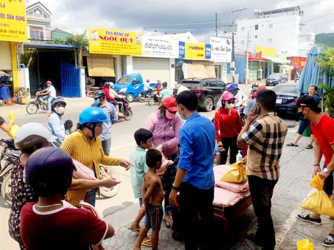 Kiên Giang: Gần 2 tấn gạo hỗ trợ người dân nghèo Phú Quốc