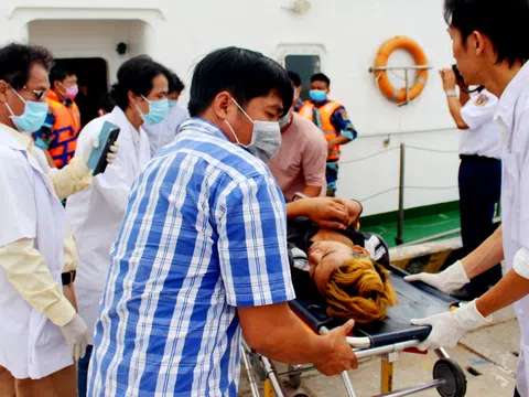 Kiên Giang: Cứu thành công 5 thuyền viên bị nạn trên biển đưa về Phú Quốc an toàn