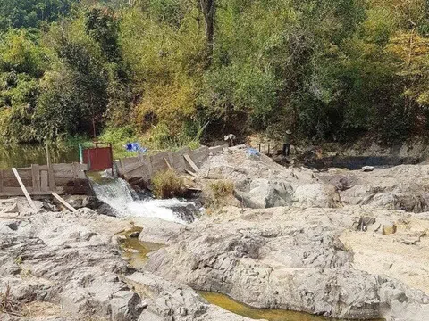 Quan Hóa - Thanh Hóa: Nằm sát nhà máy thủy điện, một bản gần 80 hộ dân vẫn thiếu điện sinh hoạt