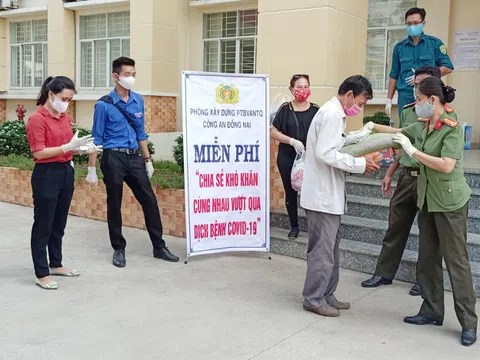 Công an Đồng Nai: Những suất quà sẻ chia khó khăn mùa Covid-19