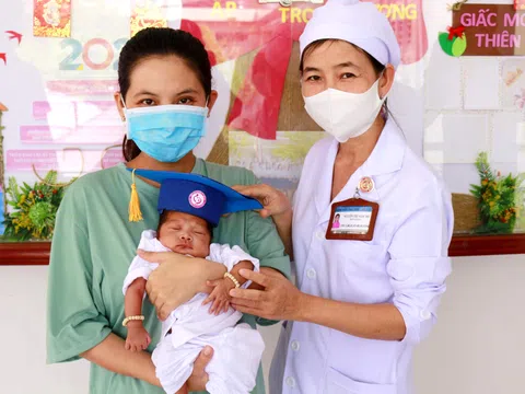 TP. Cần Thơ: Bé gái sinh non, suy hô hấp nặng đã được xuất viện