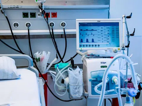 Tặng máy thở và 1.000 bộ kit xét nghiệm SARS-CoV-2 cho ngành y tế Đà Nẵng