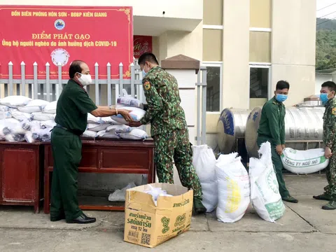 Kiên Giang: Đồn Biên phòng Hòn Sơn hỗ trợ người nghèo bị ảnh hưởng Covid-19