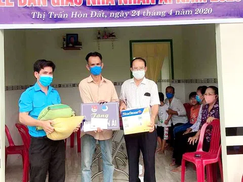 Kiên Giang: Bàn giao nhà Nhân ái chào mừng Đại hội Đảng các cấp