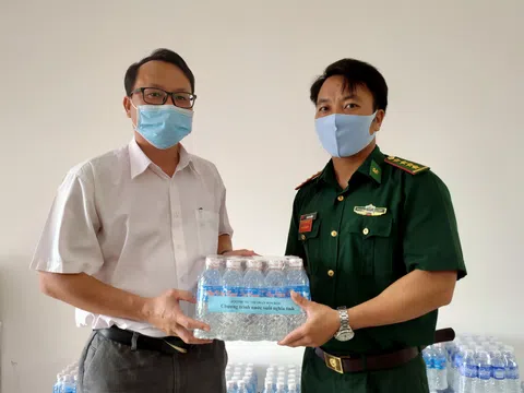 Kiên Giang: Tặng 2.400 chai nước suối nghĩa tình cho tuyến đầu biên giới phòng chống dịch Covid-19