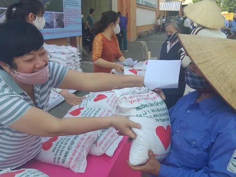 Trường Newton Thanh Hóa trao 2000 suất quà cho người nghèo: Không để ai bị bỏ lại phía sau trong cuộc chiến chống Covid-19