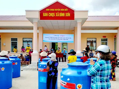 Kiên Giang: Trao bồn chứa nước cho dân nghèo vùng hạn mặn