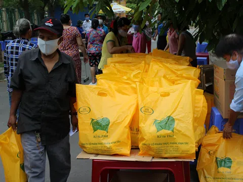 Bình Tây hỗ trợ thực phẩm cứu trợ cho người nghèo và người lao động mất việc làm do Covid - 19