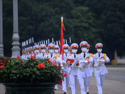 Trang nghiêm lễ thượng cờ tại Quảng trường Ba Đình nhân dịp 45 năm ngày thống nhất đất nước
