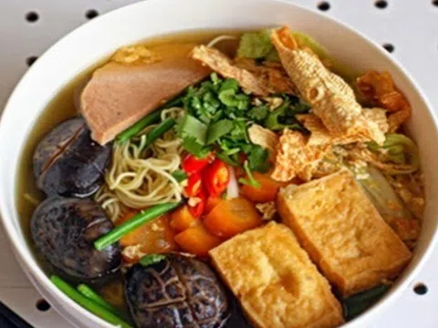 Mì chua cay của Bình Tây - Hương vị chay cay quen thuộc kết hợp với sợi mì chay mới lạ