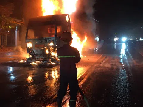 Xe đầu kéo chở hoa quả cháy trên Quốc lộ 1A