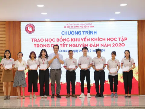 Cơ Sở II Đại Học Ngoại Thương trao tặng học bổng khuyến khích học tập cho Sinh viên vượt khó dịp Tết