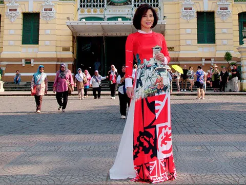 Hồ Lệ Thu khoe dáng Xuân với áo dài Sài Gòn Xưa và Chuột Vàng