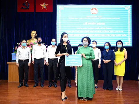 NSƯT Trịnh Kim Chi cùng Quỹ Yêu Thương giúp đỡ vùng hạn mặn