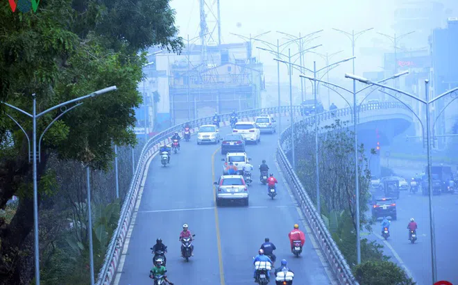 Phố phường Hà Nội mịt mù khói bụi do ô nhiễm không khí