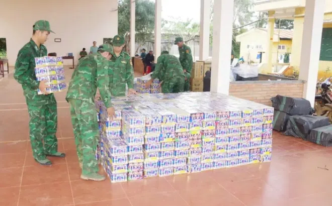 Phát hiện, bắt giữ gần 1.800kg pháo nổ và gần 8 nghìn bao thuốc lá điếu